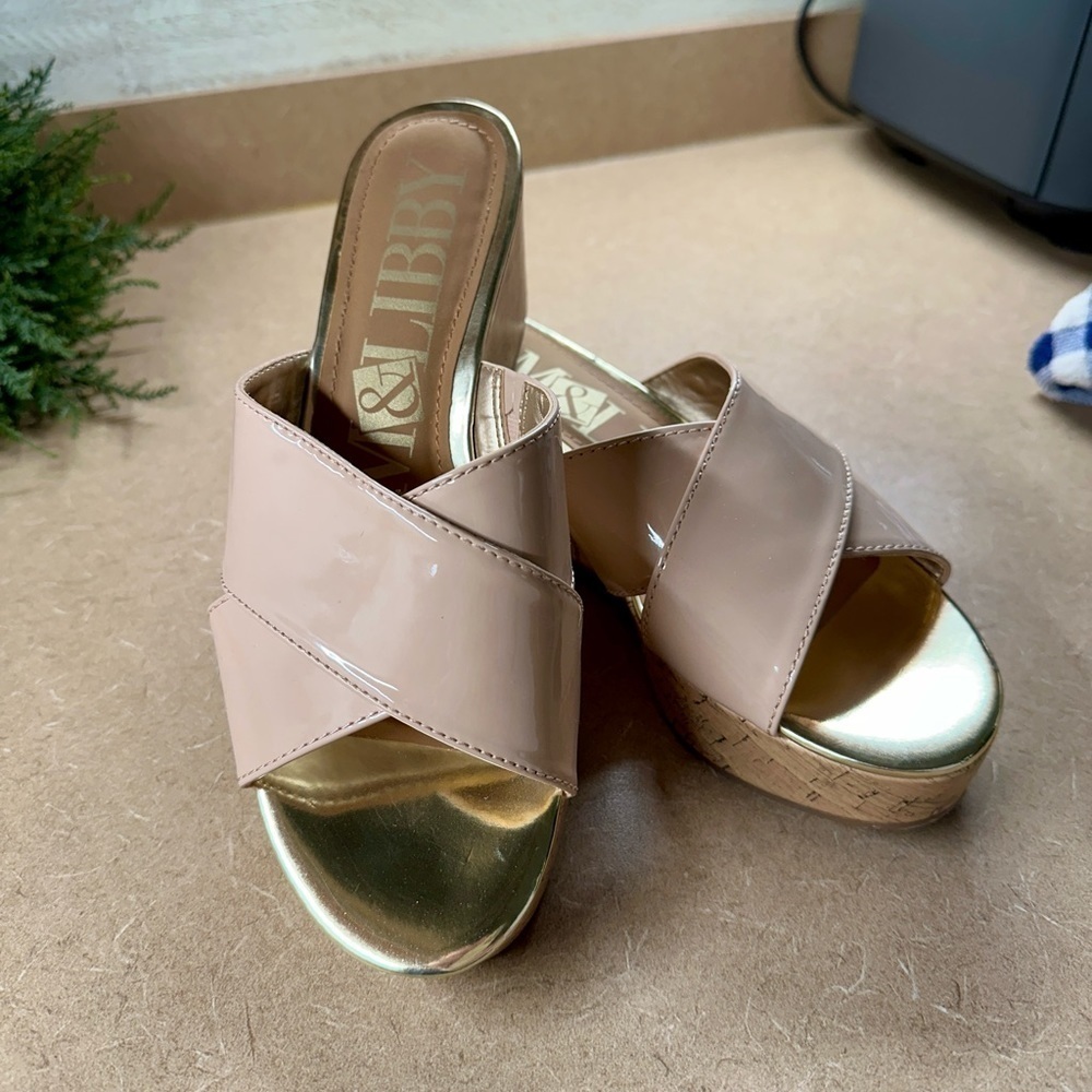 SAM&LIBBY, BEIGE PATENT,WEDGE SANDAL. CROSSOVER STRAPS ON A GOLDTRIMMED FOOTBED. - Picture 2 of 10